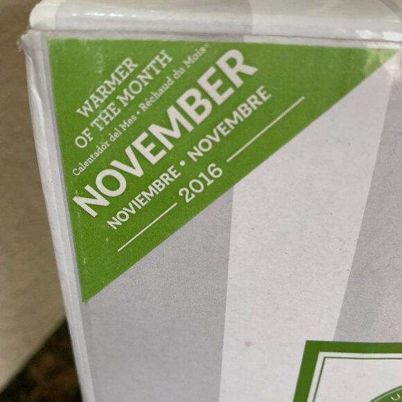 SCENTSY WARMER RETIRED BRAND NEW IN BOX WINTER FROST plus wax - Picture 7 of 7